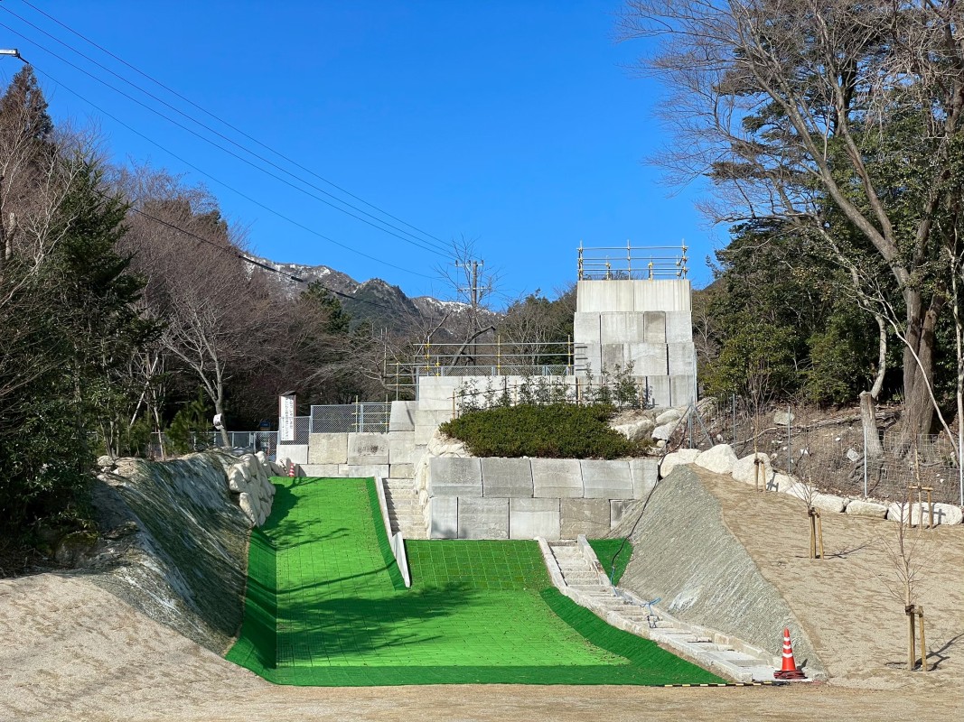 芝すべり台