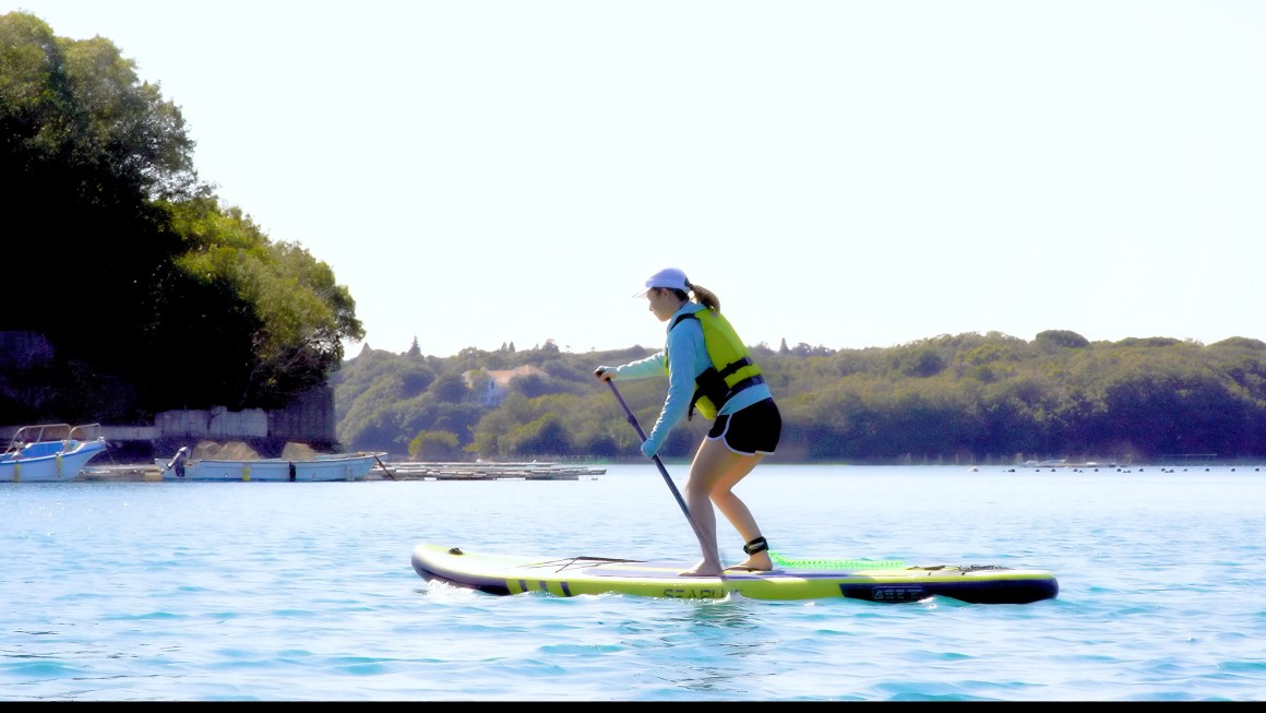 SUPで穏やかな水面を散歩する