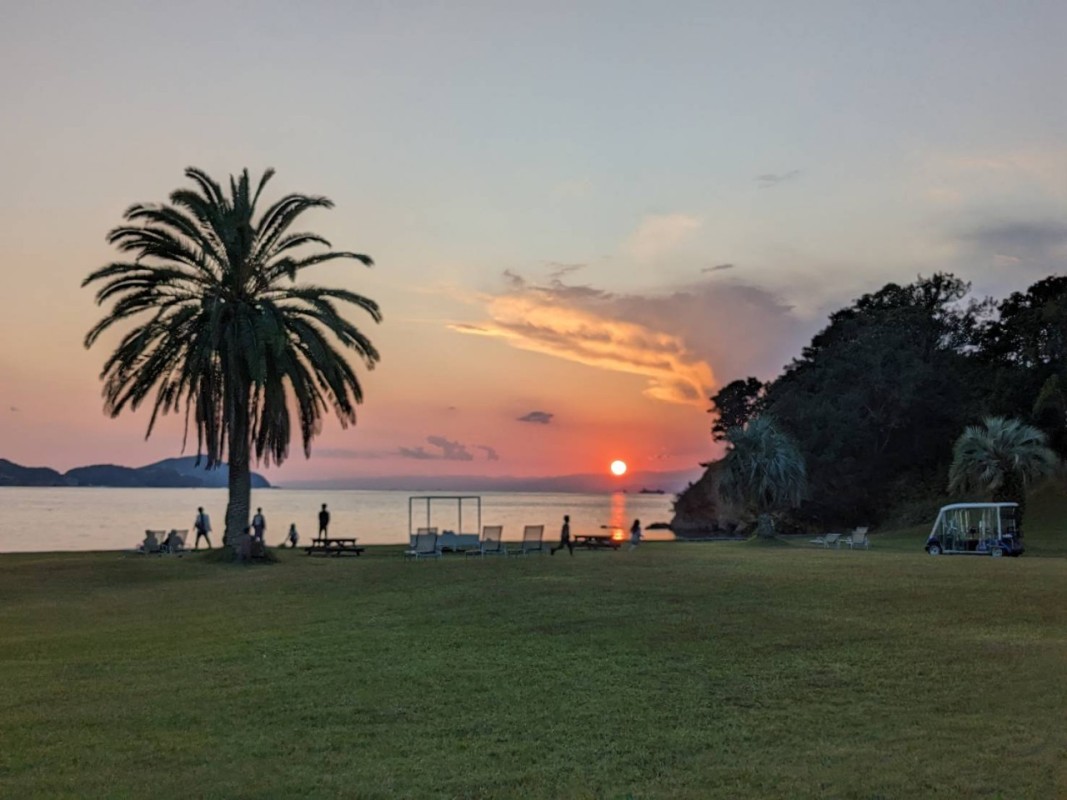 夕日に染まる浜